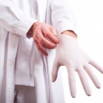 Hygienehilfe mit sterilen Handschuhen Hygienehilfe mit sterilen Handschuhen